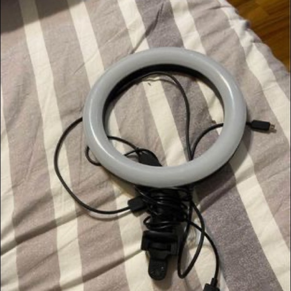 Ring light (no tripod!)